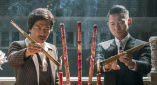 《恋爱通告》首映 刘亦菲高叉裙露腰大秀美腿 2010-08-02 8月2日，电影《恋爱通告》在京举行首映礼，导演兼主演王力宏携刘亦菲、曾轶可、陈汉典、谢娜、乔振宇出席。